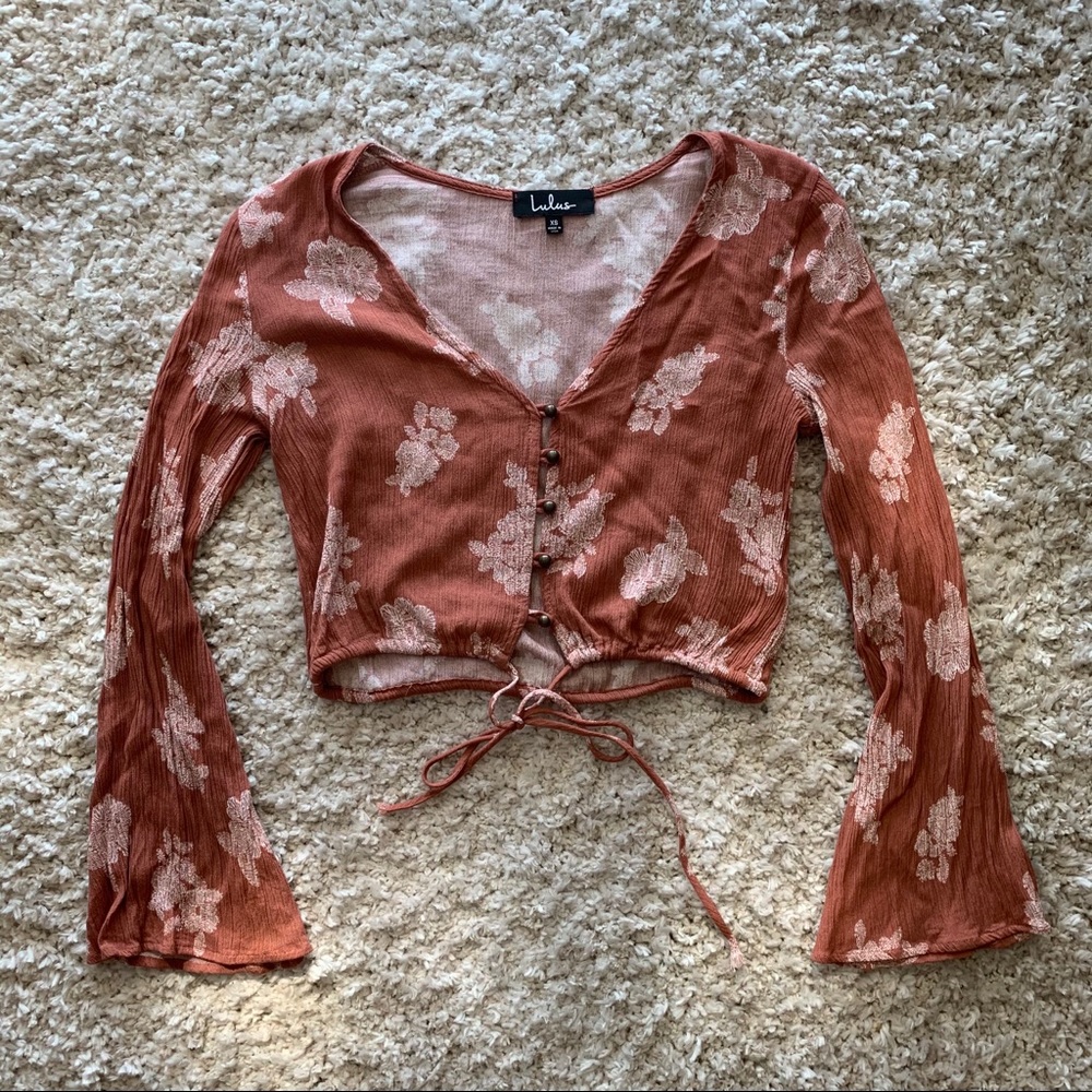 FLORAL BUTTON & TIE FRONT BELL SLEEVE CROP - Picture 5 of 9